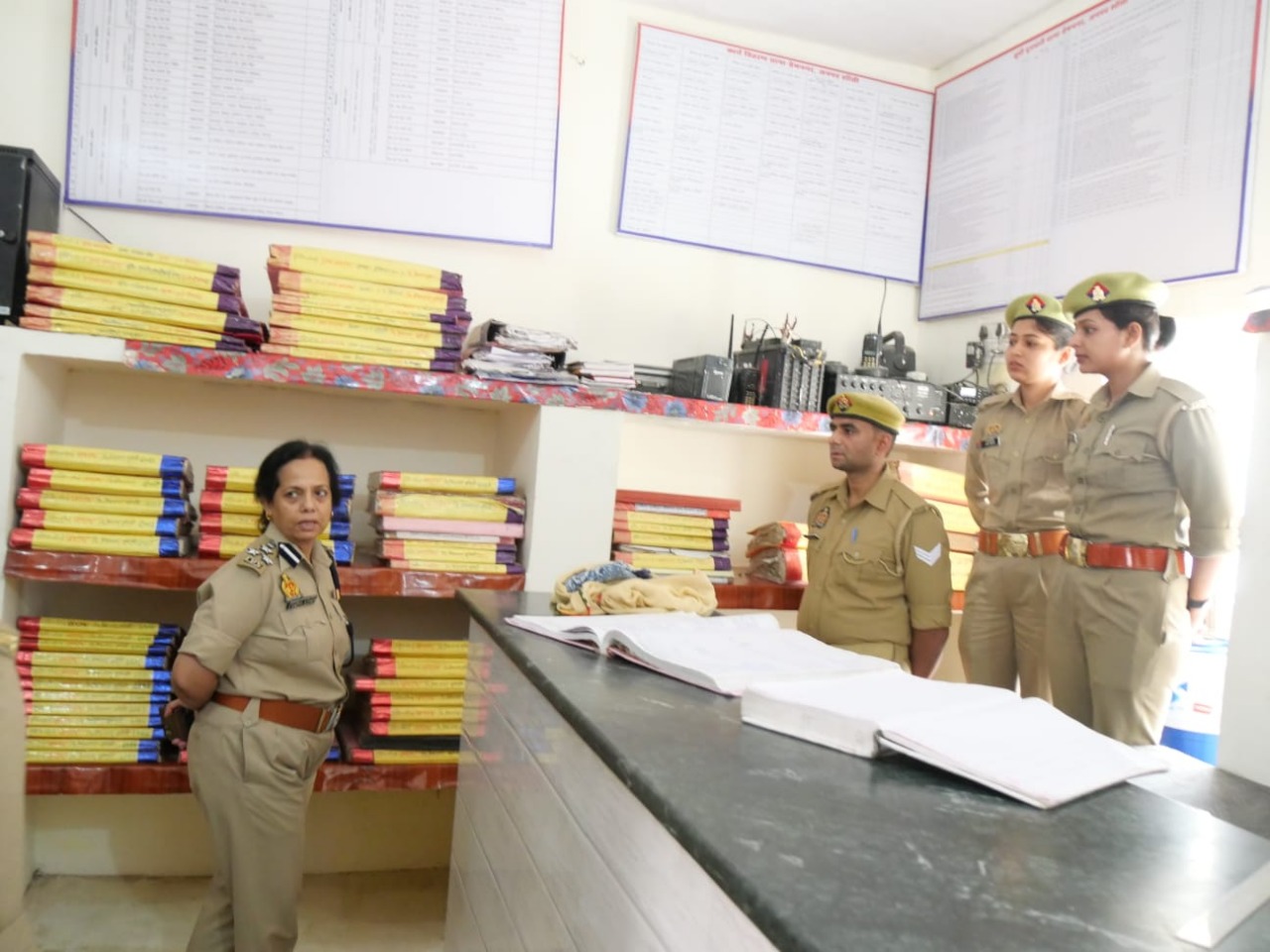 समाधान दिवस में फरियाद सुनने पहुंची एसएसपी ने किया थाने का निरीक्षण, दिए निर्देश