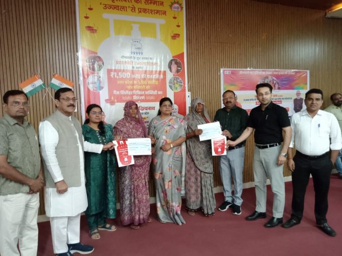 लखनऊ में आयोजित मुख्य कार्यक्रम का हुआ लाइव प्रसारण : मुख्यमंत्री योगी आदित्यनाथ ने दिया प्रेरक उद्बोधन जनपद के लाभार्थियों को मिल रहा उज्ज्वला का लाभ, त्यौहारों पर महिलाओं के लिए सरकार ने की बड़ी घोषणा