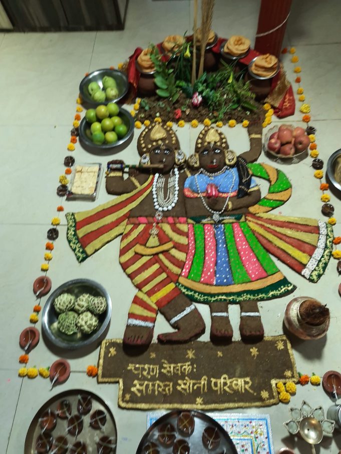 झांसी में सोनी परिवार गोबर से निर्मित अलौकिक गोवर्धन महाराज की महाआरती संपन्न