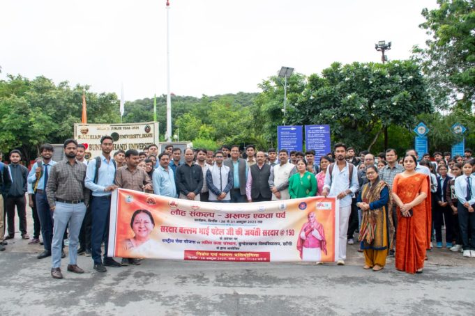 वाद-विवाद और पोस्टर प्रतियोगिता में छात्रों ने दिखाया देशभक्ति का उत्साह