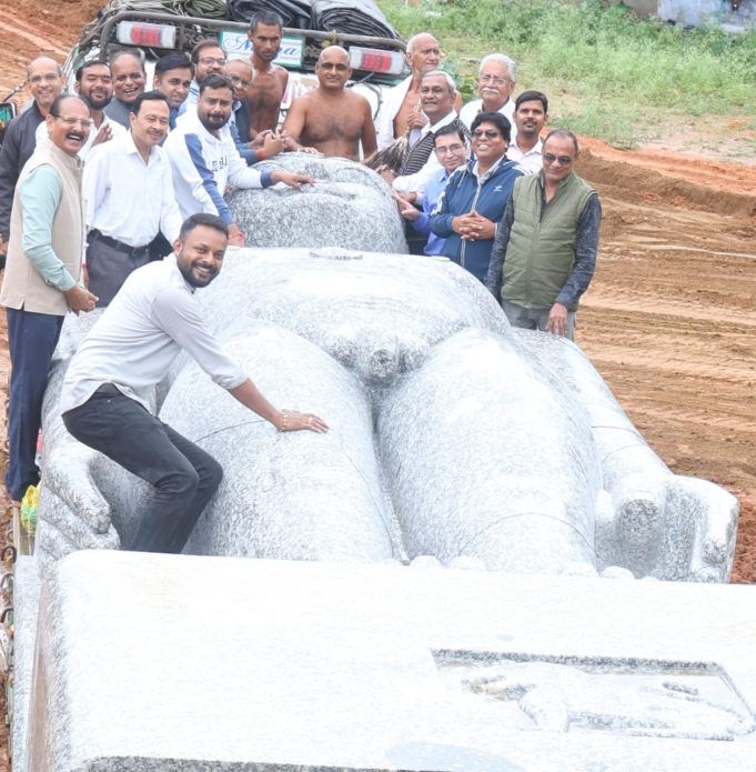 “नैनों को धन्य कर लो, भगवान आ गए हैं….”• भगवान महावीर स्वामी की 31 फुट ऊंची विशाल एवं मनोज्ञ प्रतिमा नगर आगमन हुआ बुन्देलखण्ड के सबसे बड़ी खड्गासन प्रतिमा हो रही है स्थापित