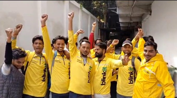 मानदेय में कटौती करने पर ब्लिंकिट के डिलेवरी बॉय प्रदर्शन पर उतारू