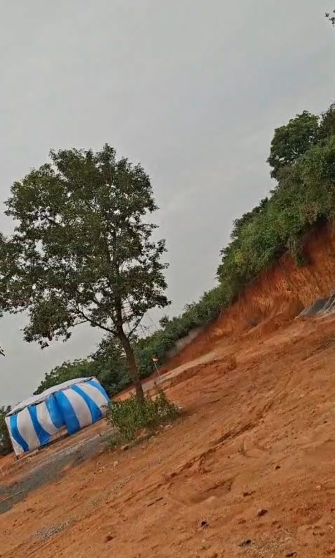 मौजा पिछोर में सरकारी बंजर पहाड़ को अवैध रूप से खोदकर मिट्टी बेचने ओर धार्मिक स्थल को नष्ट करने का आरोप