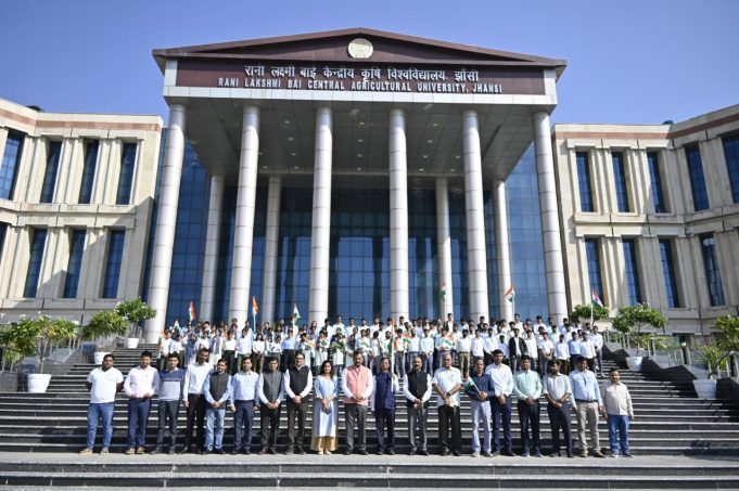 प्रधानमंत्री के संबोधन का लाइव प्रसारण देखा, वातावरण गूंजा राष्ट्रभक्ति के जोश से