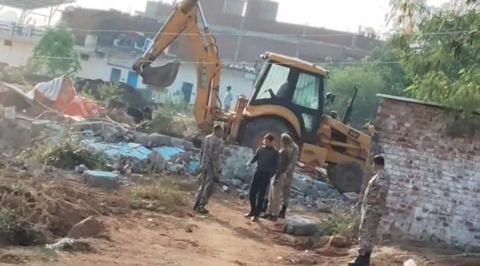 झांसी खास आराजी 816 में चला बुलडोजर, सरकारी जमीनों पर बने चबूतरे, बाउंड्री तोड़ी, अवैध कब्जा धारियों को नोटिस जारी