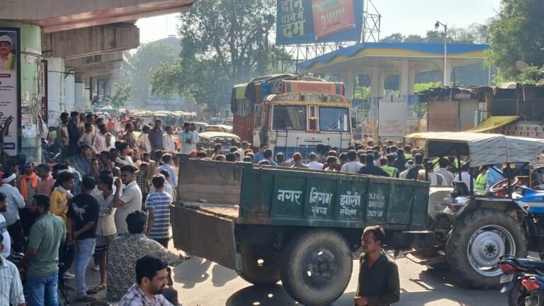 अतिक्रमण करने वाले फल, सब्जी ठेला संचालक और सफाई कर्मियों में मारपीट, गुस्साए सफाई कर्मियों ने लगाया जाम