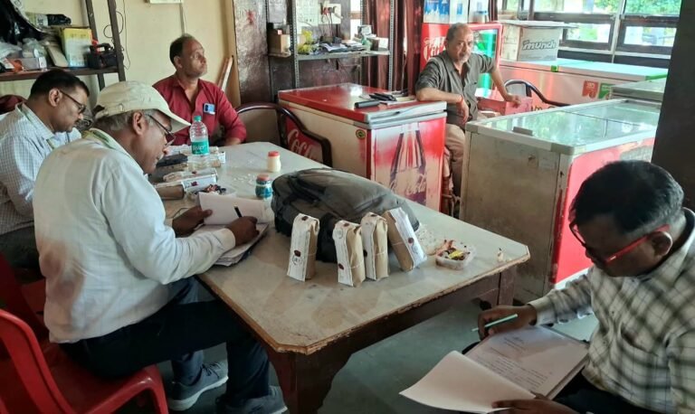 मिश्रा ढाबा कानपुर रोड, चिरगांव पर खाद्य विभाग का छापा, पनीर,दूध, ग्रेवी के नमूने संग्रहित कर जांच हेतु भेजे राजकीय लैब निरीक्षण के दौरान किचेन में साफ सफाई संतोषजनक न होने पर दिया नोटिस जिलाधिकारी के निर्देश पर खाद्य सुरक्षा एवं औषधि प्रशासन द्वारा राष्ट्रीय राजमार्गों के ढाबों पर हुई छापामार कार्रवाई