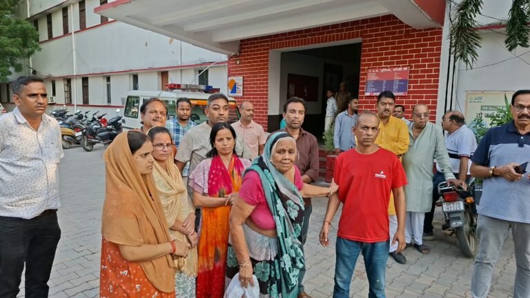 वृद्धा को स्कूटी से टक्कर मारी, विरोध करने पर की मारपीट, दुर्गा उत्सव महासमिति के पदाधिकारी पहुंचे कोतवाली