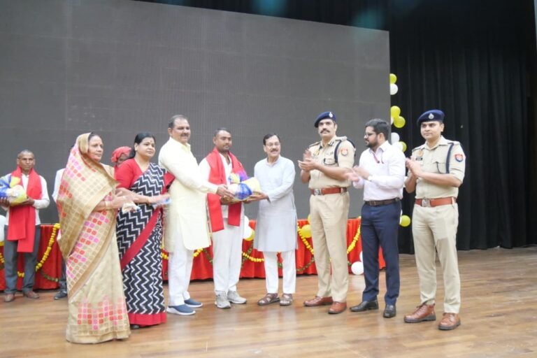 ग्राम प्रहरियों को मिली डबल सौगात, कानून व्यवस्था, पुलिस तंत्र को और भी मजबूत बनाएंगे ग्राम प्रहरी : एसएसपी