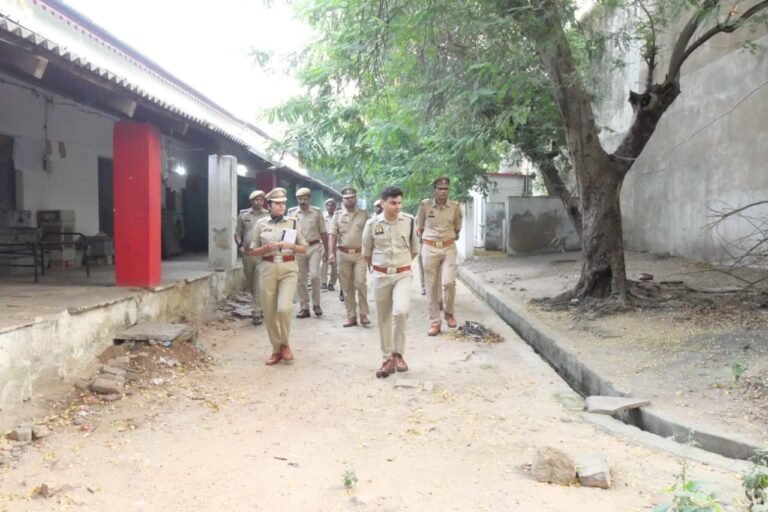 वरिष्ठ पुलिस अधीक्षक, झाँसी द्वारा शुक्रवार परेड एवं विभिन्न शाखाओं का निरीक्षण कर दिए आवश्यक दिशा-निर्देश