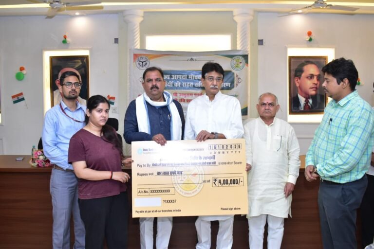 तहसील सभागार, झाँसी में प्राकृतिक दैवीय आपदा से प्रभावित किसानों एवं परिवारों को राहत राशि के चेक वितरित