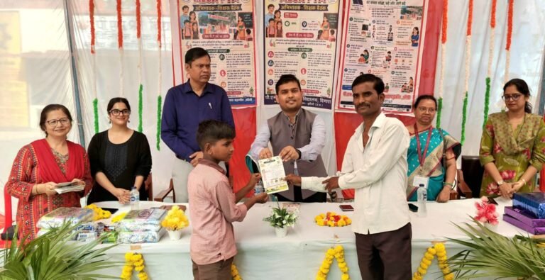 पीटीएम में अभिभावकों ने होलिस्टिक प्रोग्रेस कार्ड के माध्यम से जाना बच्चों का सर्वांगीण विकास जनपद के समस्त परिषदीय एवं कस्तूरबा गांधी विद्यालयों में अभिभावक-शिक्षक बैठक (PTM) का हुआ सफल आयोजन अभिभावकों ने देखा अपने बच्चों का होलिस्टिक प्रोग्रेस कार्ड, शिक्षकों से जाना सीखने का स्तर और विकास की दिशा