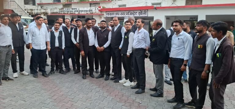 दुर्गा विसर्जन यात्रा के दौरान अधिवक्ता के साथ मारपीट के आरोपियों का शांतिभंग में चालान होने कर अधिवक्ताओं में आक्रोश, माफी मांगने कर निपटा