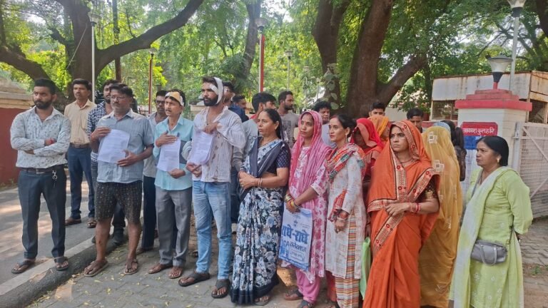 दुर्गा प्रतिमा विसर्जन के दौरान हुए झगड़े में घायल पहुंचे आईजी के द्वार, लगाई एफआईआर दर्ज करने की गुहार