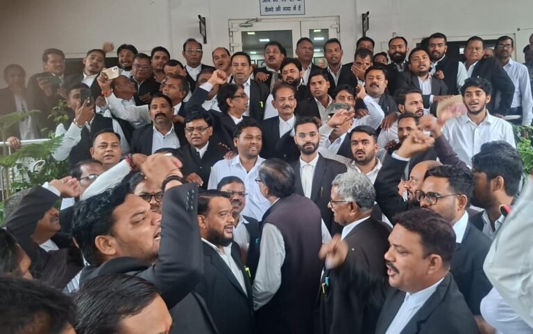 कलेक्ट्रेट में अधिवक्ता संघ का प्रदर्शन, तीन थाना प्रभारी सहित जेल अधीक्षक पर लगाए गंभीर आरोप, कार्यवाही की मांग