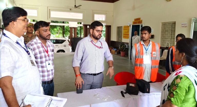 जिले में 37 परीक्षा केंद्रों पर आयोजित हुई प्रारम्भिक अर्हता परीक्षा सेक्टर व स्टैटिक मजिस्ट्रेटों एवं सी0सी0टी0वी0 कैमरे की निगरानी में रहे परीक्षा केंद्र