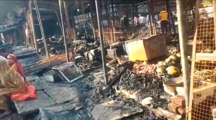 सीपरी बाजार की सब्जी मंडी में लगाई आग, दर्जनों दुकानें जलकर राख, घटना में सीसीटीवी कैमरे में कैद