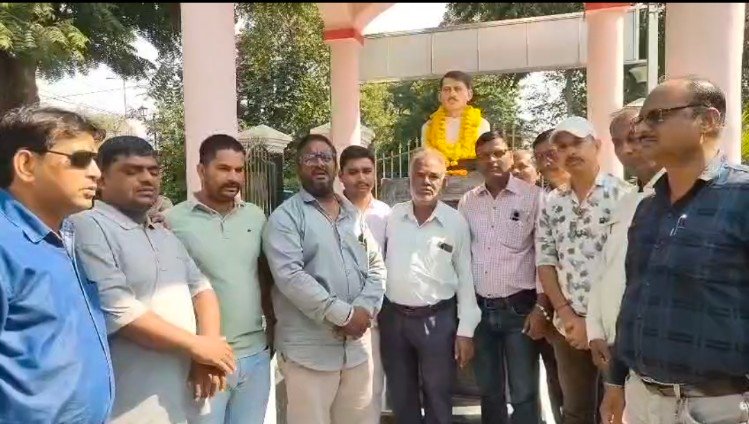 जयंती पर गणेश शंकर विद्यार्थी को श्रद्धा सुमन अर्पित किए